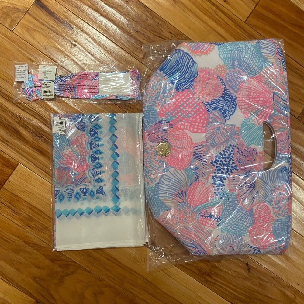 Lilly Pulitzer Cooler bag, sarong Pareo, and Scrunchie  nwt roar in the seas
